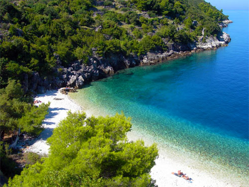 Plaża żwirowa Źitna pobliżu Zavalatica, wyspa Korćula