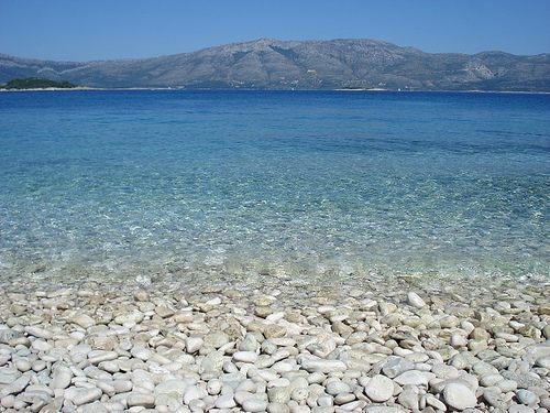 Spiaggia ciottolosa in Lumbarda, isola di Korcula