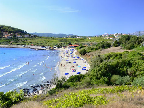 Písečná pláž Vela Pržina v Lumbarda, ostrov Korčula