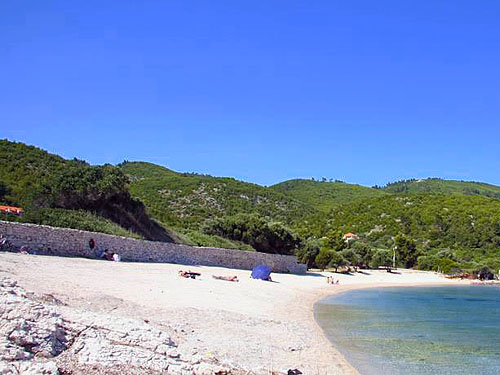 Plage de galets Veli Zal à Prizba, île de Korcula